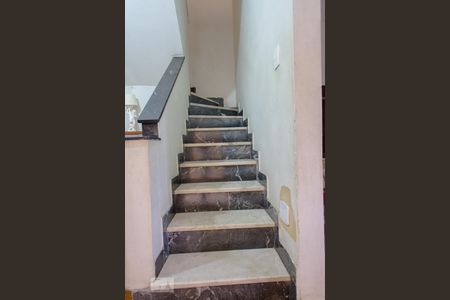 Casa à venda com 280m², 5 quartos e 4 vagas Casa à venda com 280m², 5 quartos e 4 vagasAcesso ao Segundo Andar