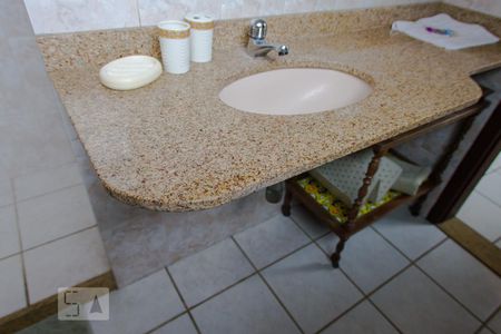 Casa à venda com 280m², 5 quartos e 4 vagas Casa à venda com 280m², 5 quartos e 4 vagasBanheiro da Suite