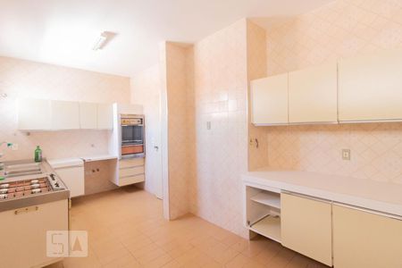 Cozinha de casa para alugar com 3 quartos, 348m² em Alto de Pinheiros, São Paulo