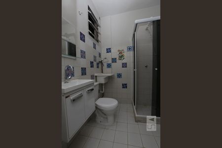 Banheiro de kitnet/studio para alugar com 1 quarto, 23m² em Copacabana, Rio de Janeiro