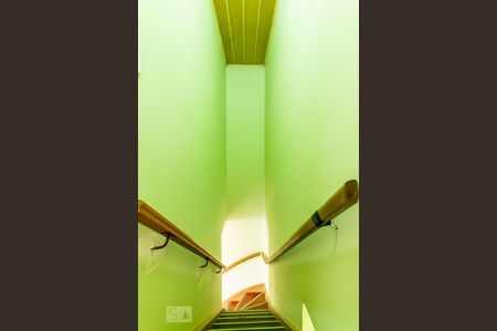 Casa à venda com 70m², 2 quartos e 1 vaga Casa à venda com 70m², 2 quartos e 1 vagaEscada para os quartos