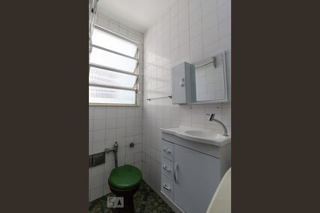 Banheiro de kitnet/studio para alugar com 1 quarto, 28m² em Centro, Rio de Janeiro