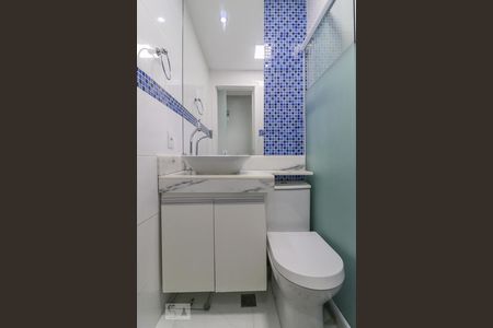 Banheiro de apartamento para alugar com 2 quartos, 55m² em Jacarepaguá, Rio de Janeiro