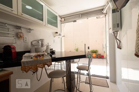 Cozinha de apartamento para alugar com 2 quartos, 67m² em Petrópolis, Porto Alegre