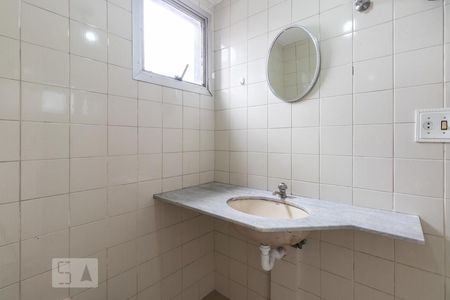 Banheiro de kitnet/studio para alugar com 1 quarto, 45m² em Indianópolis, São Paulo