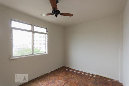 Quarto 1 de apartamento para alugar com 2 quartos, 46m² em Taquara, Rio de Janeiro