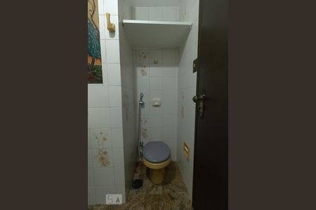 Banheiro Social de kitnet/studio para alugar com 1 quarto, 26m² em Independência, Porto Alegre