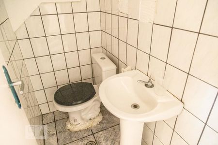 Lavabo de casa de condomínio para alugar com 2 quartos, 65m² em Vila Carmosina, São Paulo