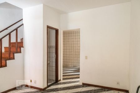 Sala de casa de condomínio para alugar com 2 quartos, 65m² em Vila Carmosina, São Paulo