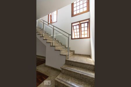 Escada de casa de condomínio para alugar com 4 quartos, 300m² em Jardim Esmeralda, São Paulo