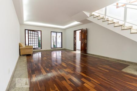 Casa de condomínio para alugar com 300m², 4 quartos e 4 vagasSala