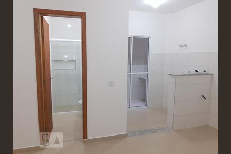 Vista para o Banheiro, e ao lado, a cozinha e a área de serviço.  de apartamento para alugar com 1 quarto, 35m² em Vila Leonor, São Paulo