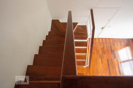 Escada de apartamento para alugar com 2 quartos, 96m² em Jardim Londrina, São Paulo