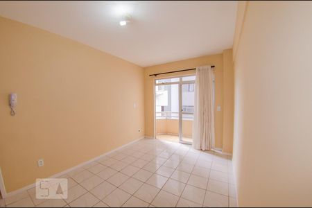 Sala de apartamento para alugar com 2 quartos, 69m² em Barreiros, São José