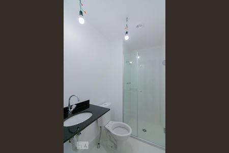 Banheiro de kitnet/studio para alugar com 1 quarto, 27m² em Indianópolis, São Paulo