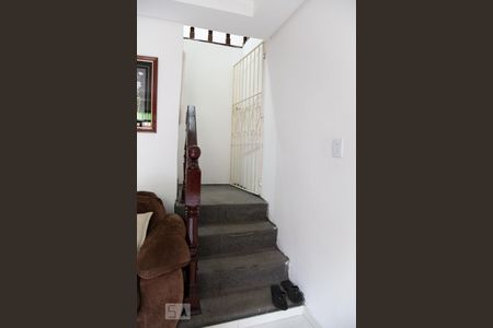 Escada de casa para alugar com 4 quartos, 224m² em Vila Yolanda, Osasco