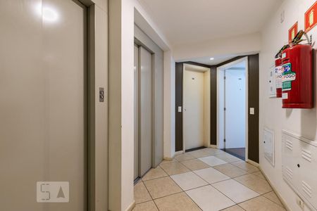 Hall Elevador de apartamento para alugar com 1 quarto, 40m² em Vila Olímpia, São Paulo