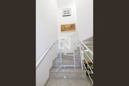 Escada de casa para alugar com 2 quartos, 130m² em Indianópolis, São Paulo