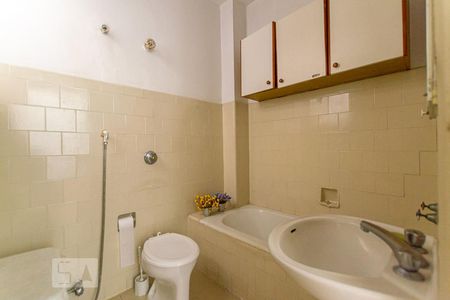 Banheiro de apartamento para alugar com 2 quartos, 80m² em Icaraí, Niterói