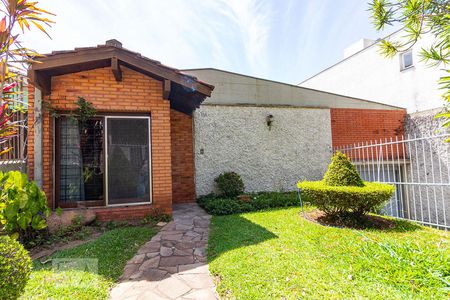Casa à venda com 110m², 3 quartos e 2 vagas Casa à venda com 110m², 3 quartos e 2 vagasFachada