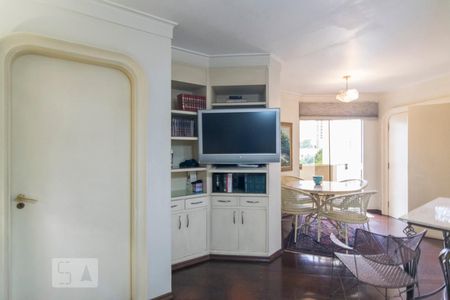 Apartamento à venda com 360m², 4 quartos e 4 vagas Apartamento à venda com 360m², 4 quartos e 4 vagasSala da Família