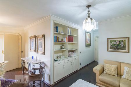 Apartamento à venda com 360m², 4 quartos e 4 vagas Apartamento à venda com 360m², 4 quartos e 4 vagasSala da Família