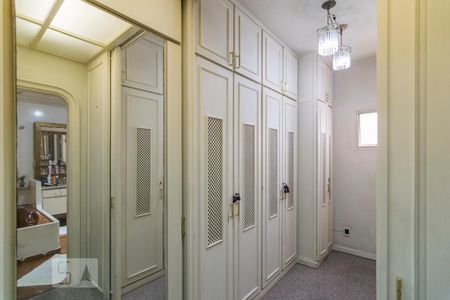 Apartamento à venda com 360m², 4 quartos e 4 vagas Apartamento à venda com 360m², 4 quartos e 4 vagasCloset da Suíte 1