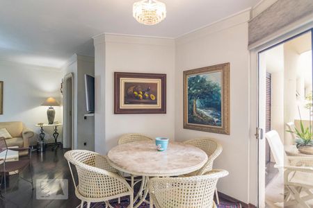 Apartamento à venda com 360m², 4 quartos e 4 vagas Apartamento à venda com 360m², 4 quartos e 4 vagasSala da Família