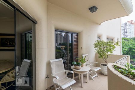 Apartamento à venda com 360m², 4 quartos e 4 vagas Apartamento à venda com 360m², 4 quartos e 4 vagasVaranda