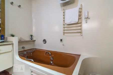 Apartamento à venda com 360m², 4 quartos e 4 vagas Apartamento à venda com 360m², 4 quartos e 4 vagasBanheira da Suíte 1