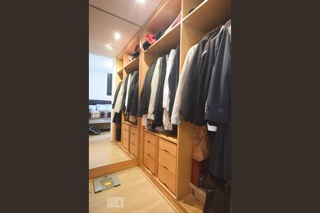 Apartamento à venda com 142m², 4 quartos e 4 vagas Apartamento à venda com 142m², 4 quartos e 4 vagasArmário da Suíte 2