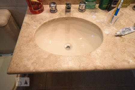 Apartamento à venda com 142m², 4 quartos e 4 vagas Apartamento à venda com 142m², 4 quartos e 4 vagasDetalhe do Banheiro 2 Suíte 2