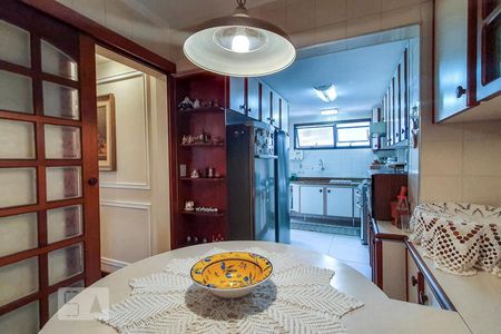 Cozinha de apartamento à venda com 4 quartos, 138m² em Vila Romana, São Paulo