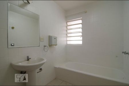 Banheiro de apartamento à venda com 2 quartos, 130m² em Cerqueira César, São Paulo
