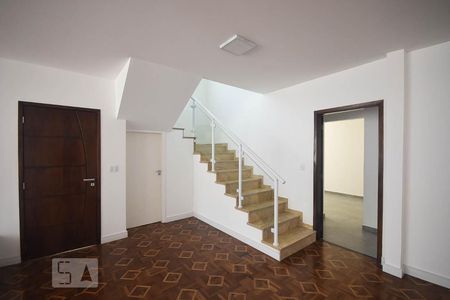 Escada de casa para alugar com 4 quartos, 500m² em Morumbi, São Paulo