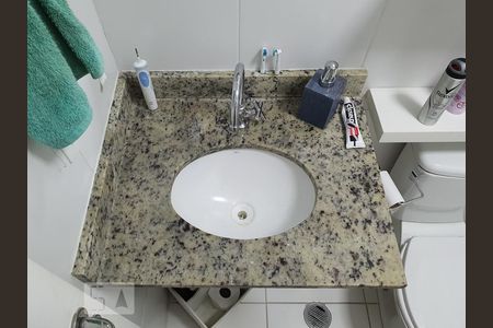 Banheiro de apartamento para alugar com 2 quartos, 51m² em Jardim Santa Emilia, São Paulo