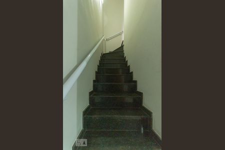 Escada acesso aos quartos de casa de condomínio para alugar com 2 quartos, 78m² em Vila Nova Mazzei, São Paulo