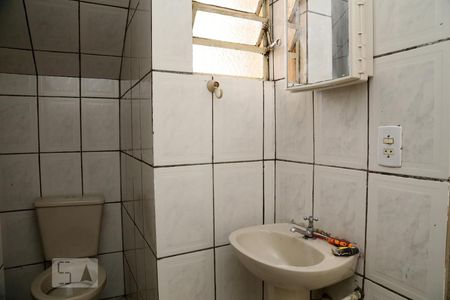 Banheiro de casa para alugar com 2 quartos, 70m² em Jardim Oliveiras, Taboão da Serra