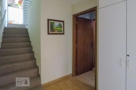 Escadas de casa para alugar com 4 quartos, 250m² em Jardim da Gloria, São Paulo