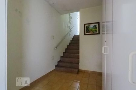 Escadas de casa para alugar com 6 quartos, 250m² em Jardim da Gloria, São Paulo