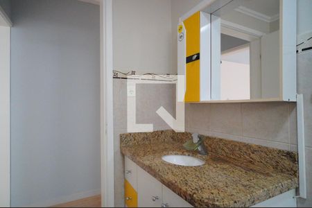 Banheiro de apartamento à venda com 1 quarto, 57m² em São João, Porto Alegre