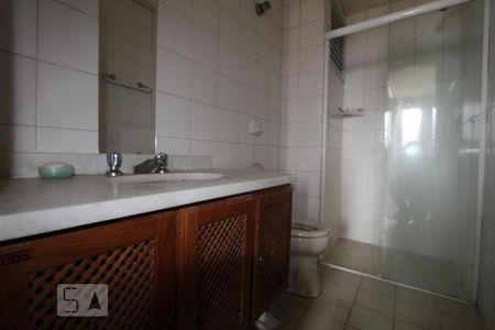 Banheiro de apartamento para alugar com 1 quarto, 57m² em Rebouças, Curitiba