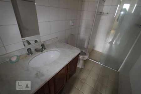 Banheiro de apartamento para alugar com 1 quarto, 57m² em Rebouças, Curitiba