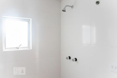 Banheiro de kitnet/studio para alugar com 1 quarto, 30m² em Vila Marieta, São Paulo