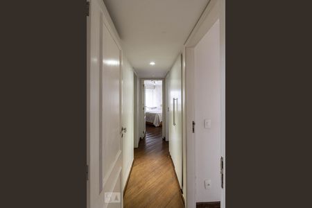 Corredor para os quartos de apartamento para alugar com 3 quartos, 110m² em Indianópolis, São Paulo