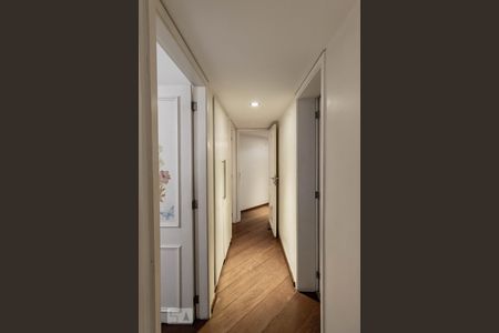 Corredor para os quartos de apartamento para alugar com 3 quartos, 110m² em Indianópolis, São Paulo