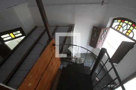 Escada para o segundo pavimento e sala de casa para alugar com 2 quartos, 65m² em Ponta D’areia, Niterói