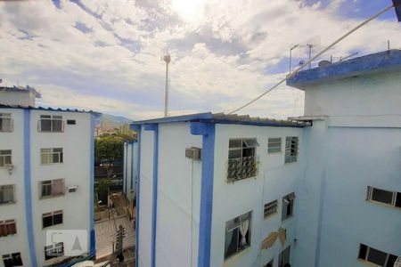 Vista de apartamento para alugar com 2 quartos, 45m² em Inhauma, Rio de Janeiro