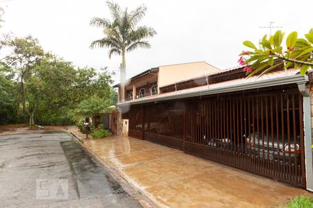 Casa à venda com 290m², 5 quartos e 5 vagas Casa à venda com 290m², 5 quartos e 5 vagasFachada