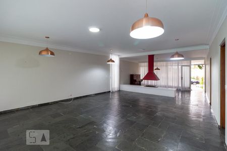 Sala de casa de condomínio para alugar com 4 quartos, 320m² em Alphaville, Santana de Parnaíba